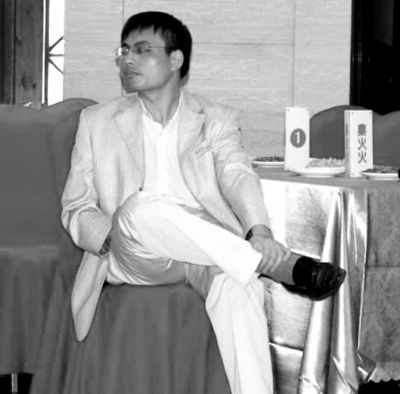 ,网民,粉丝,媒体人,新浪,秦火火的灰色人生：出名是为出书赚钱 享受造谣后受追捧的喜悦