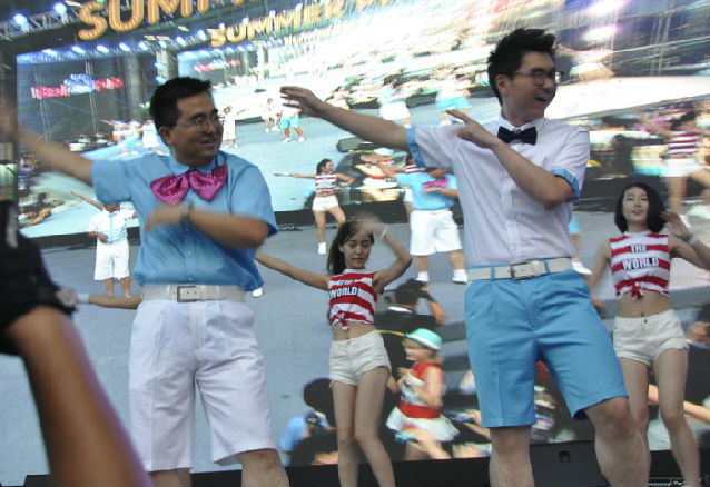 ,李彦宏,管理层,百度,Apple,百度万人娱乐Party 李彦宏携高管齐跳小苹果