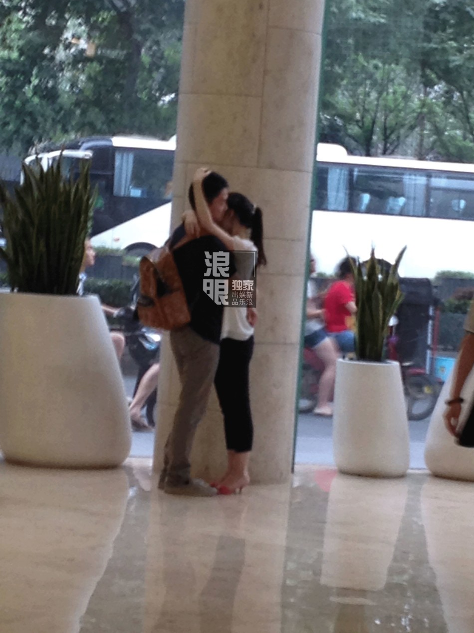 ,刘强东,刘强东和奶茶妹妹将婚？东哥南京见家长 酒店门口甜蜜相拥