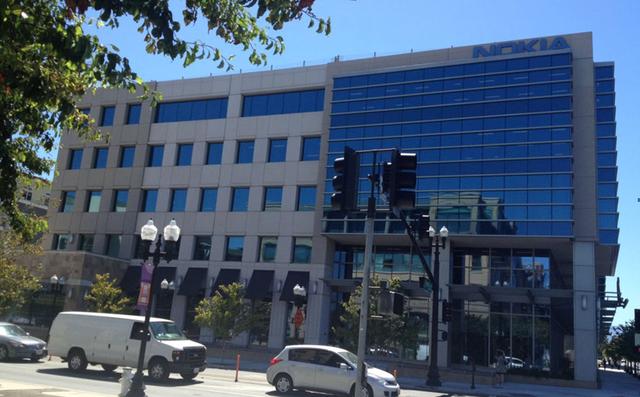 ,智能手机,平板电脑,位置服务,并购重组,腾讯,Microsoft,微软收购诺基亚手机今日完成 员工毁诺基亚手机发泄被背叛的不满