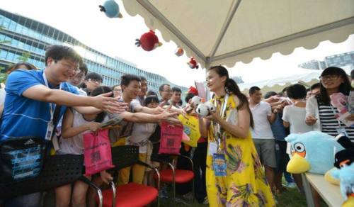 ,李彦宏,管理层,百度,Apple,百度万人娱乐Party 李彦宏携高管齐跳小苹果