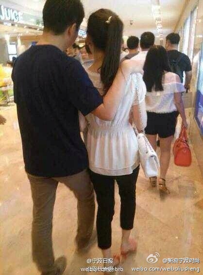 ,刘强东,刘强东和奶茶妹妹将婚？东哥南京见家长 酒店门口甜蜜相拥