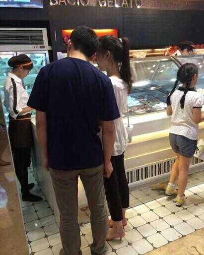 ,刘强东,刘强东和奶茶妹妹将婚？东哥南京见家长 酒店门口甜蜜相拥