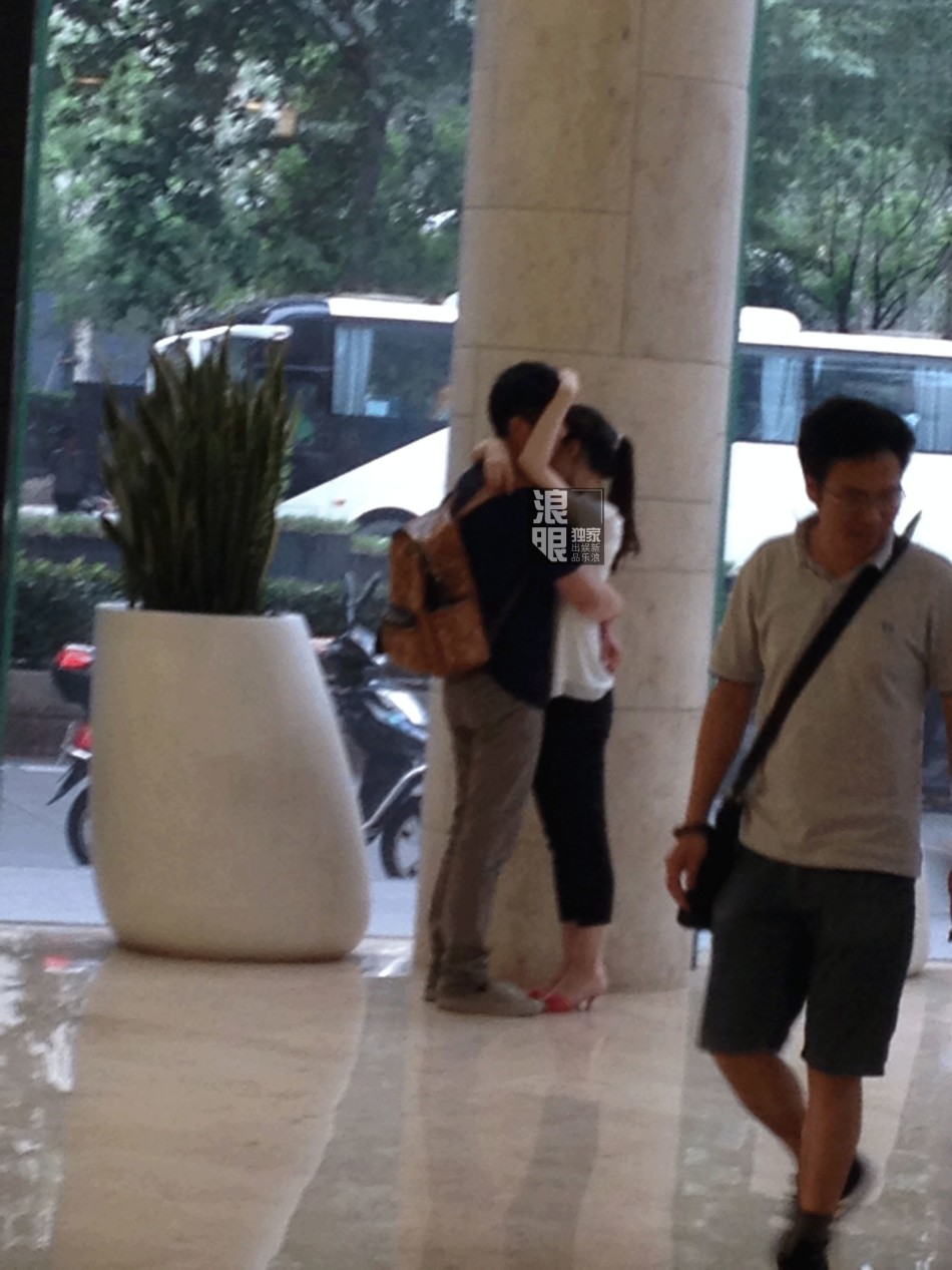 ,刘强东,刘强东和奶茶妹妹将婚？东哥南京见家长 酒店门口甜蜜相拥