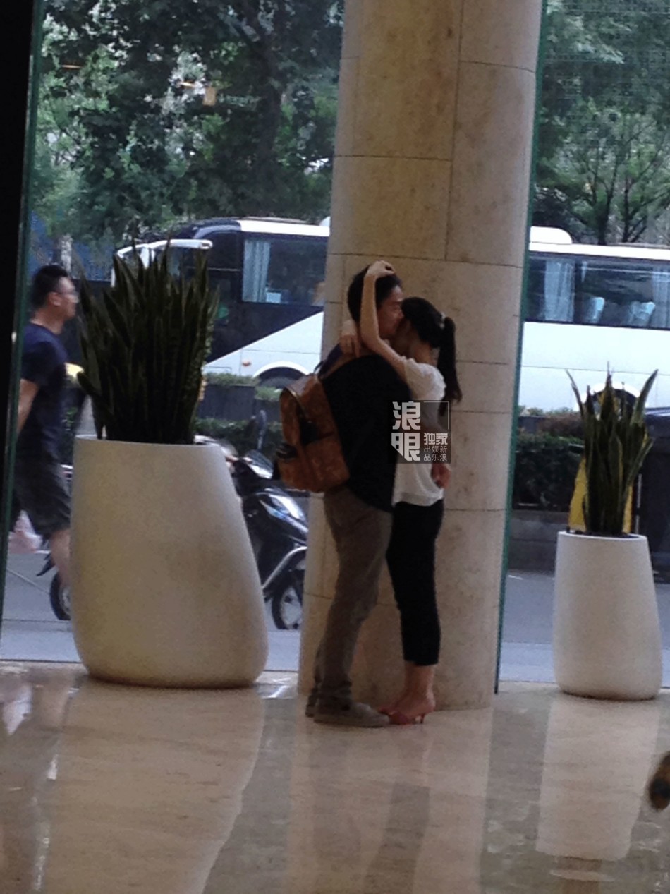 ,刘强东,刘强东和奶茶妹妹将婚？东哥南京见家长 酒店门口甜蜜相拥