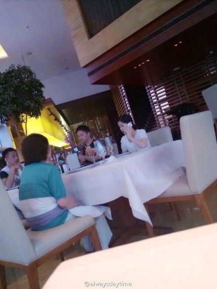 ,刘强东,刘强东和奶茶妹妹将婚？东哥南京见家长 酒店门口甜蜜相拥