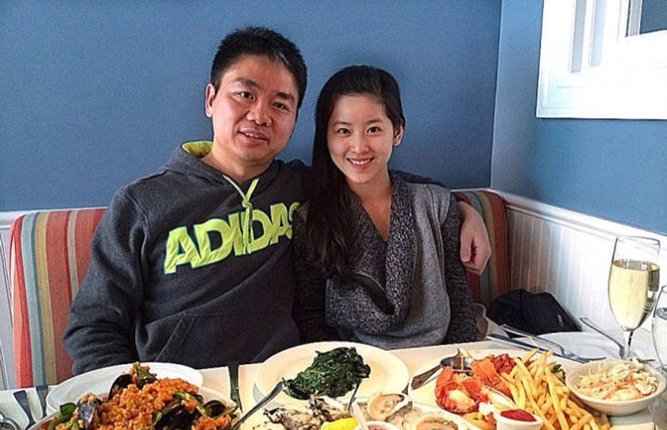 ,媒体人,刘强东,传奶茶妹章泽天倒追刘强东 东哥或已有8岁儿子 最新甜蜜照曝光