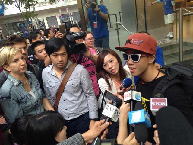,店长,腾讯,Apple,Samsung,并购重组,上市交易,苹果iPhone6香港上市首日：真机体验 黄牛狂欢