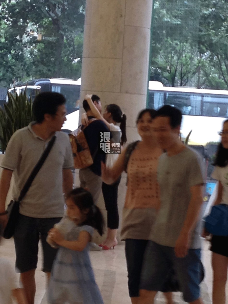 ,刘强东,刘强东和奶茶妹妹将婚？东哥南京见家长 酒店门口甜蜜相拥