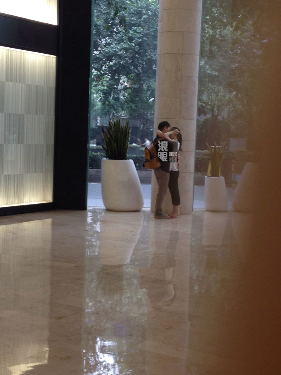 ,刘强东,刘强东和奶茶妹妹将婚？东哥南京见家长 酒店门口甜蜜相拥