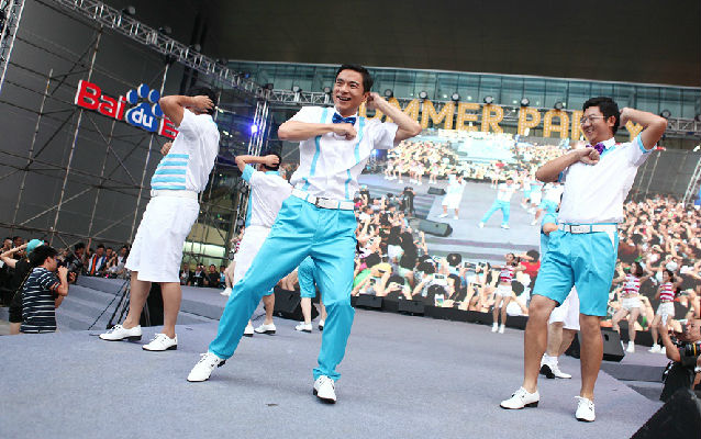 ,李彦宏,管理层,百度,Apple,百度万人娱乐Party 李彦宏携高管齐跳小苹果