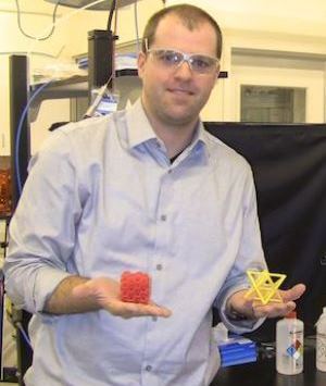 工程师Eric Duoss,展示3D打印的制造成品