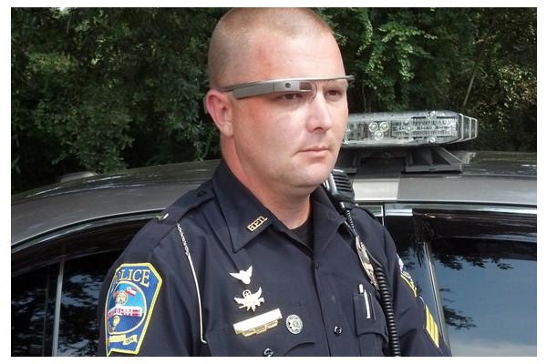 美国警察尝试戴谷歌眼镜巡逻