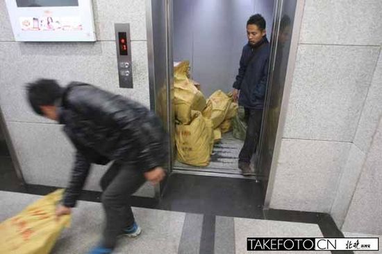 ,媒体人,电子商务,店主,快递员送货忙被迫穿尿不湿上岗！ 双十一加剧物流人员离职