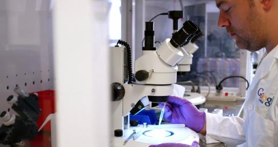 ,Google,谷歌送温暖——可测血糖的隐形眼镜