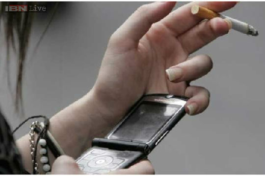 textingsmoking.jpg ,美国青少年行为研究:不良生活习惯减少,电子产品使用增多