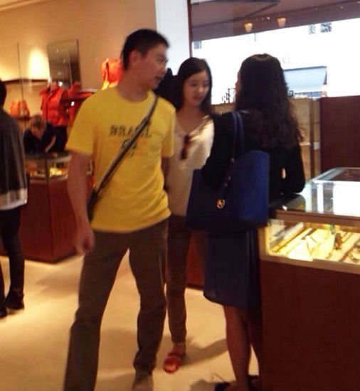 ,刘强东,刘强东带奶茶妹妹巴黎购物 勾肩搭背秀甜蜜