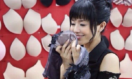 0.jpg ,粉丝,小米,苍井空老师靠粉丝经济卖内衣 模式能否长存?