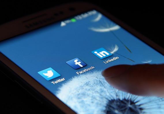 107075144.jpg ,社交网络,自媒体,Facebook,FB用户要当心 距离婚仅“一赞”之遥?