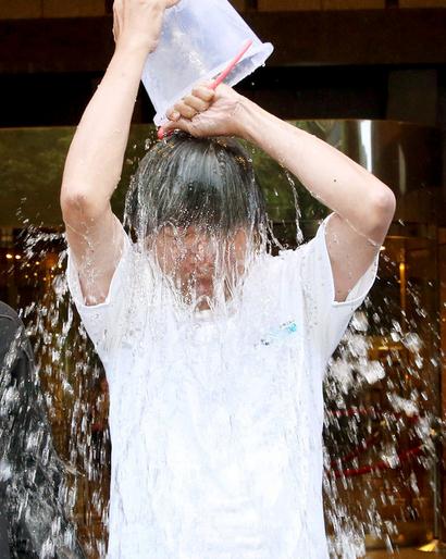 ,李彦宏,周鸿祎,雷军,古永锵,创业者,奇虎,小米,华为,徐小平,真格基金,创业投资,盘点中国互联网企业家的冰桶挑战秀：李彦宏周鸿祎雷军为公益湿身