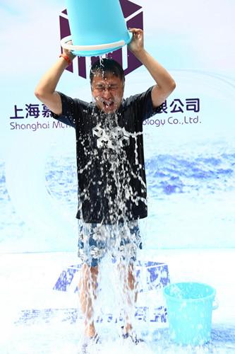 ,李彦宏,周鸿祎,雷军,古永锵,创业者,奇虎,小米,华为,徐小平,真格基金,创业投资,盘点中国互联网企业家的冰桶挑战秀：李彦宏周鸿祎雷军为公益湿身