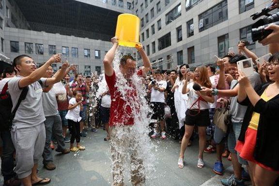 ,李彦宏,周鸿祎,雷军,古永锵,创业者,奇虎,小米,华为,徐小平,真格基金,创业投资,盘点中国互联网企业家的冰桶挑战秀：李彦宏周鸿祎雷军为公益湿身