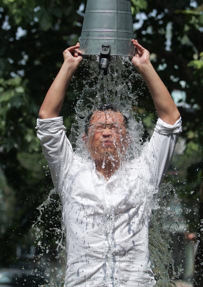 ,李彦宏,周鸿祎,雷军,古永锵,创业者,奇虎,小米,华为,徐小平,真格基金,创业投资,盘点中国互联网企业家的冰桶挑战秀：李彦宏周鸿祎雷军为公益湿身