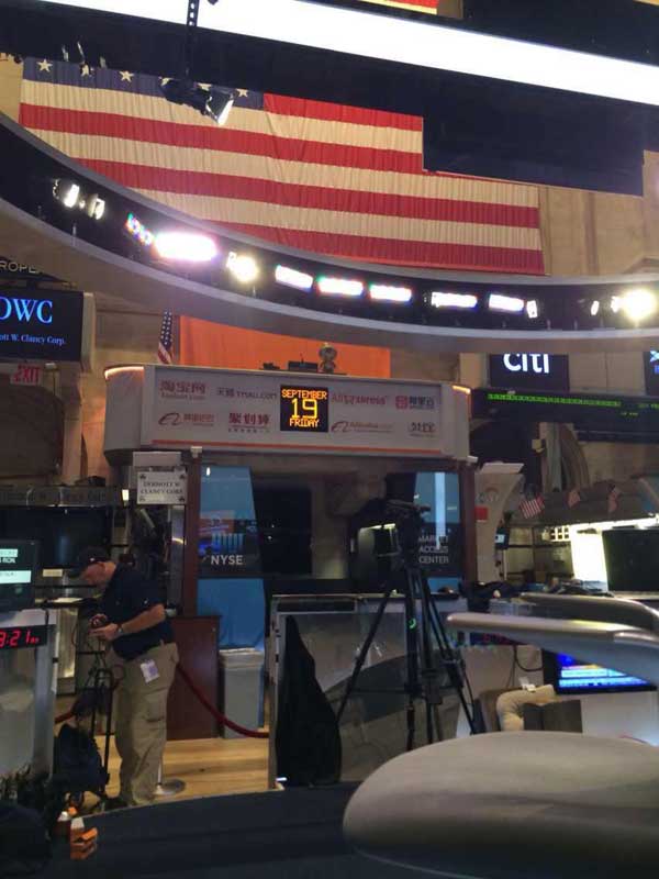 6阿里巴巴上市.jpg ,马云,创业者,管理层,阿里巴巴,Yahoo,上市交易,阿里巴巴上市直击:现场组图 定价区间68美元 李连杰许家印古永锵助阵