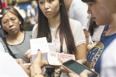 ,Apple,上市交易,iPhone 6中国式商机：工人、黄牛及果粉都很累