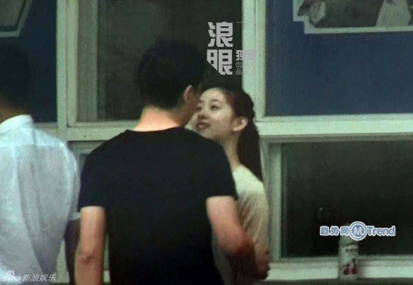 ,刘强东,刘强东带奶茶妹看牙：甜蜜恩爱 不时牵手抱抱