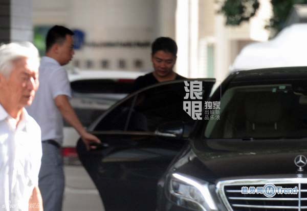 ,刘强东,刘强东带奶茶妹看牙：甜蜜恩爱 不时牵手抱抱