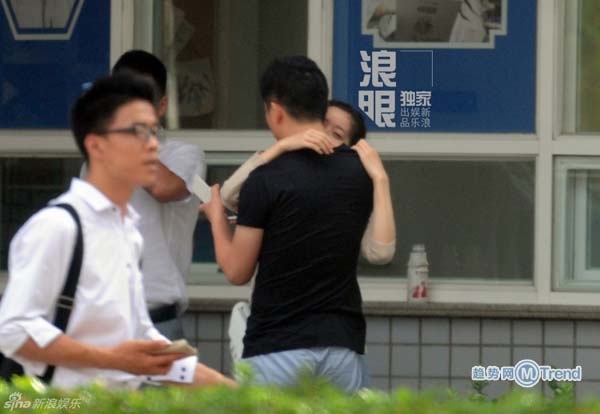 ,刘强东,刘强东带奶茶妹看牙：甜蜜恩爱 不时牵手抱抱