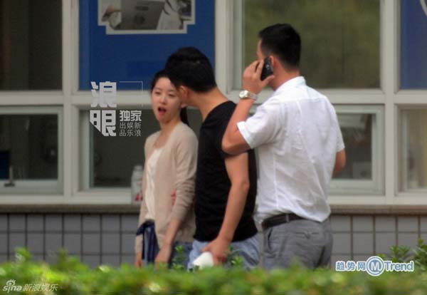 ,刘强东,刘强东带奶茶妹看牙：甜蜜恩爱 不时牵手抱抱