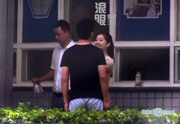 ,刘强东,刘强东带奶茶妹看牙：甜蜜恩爱 不时牵手抱抱