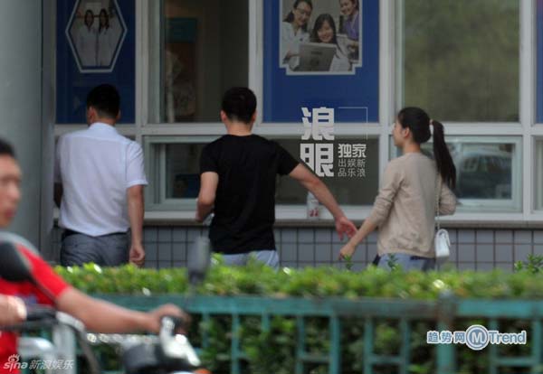 ,刘强东,刘强东带奶茶妹看牙：甜蜜恩爱 不时牵手抱抱