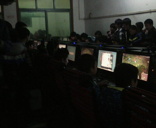 ,网民,小学生寒假扎堆网吧 高玩调侃：真心伤不起！