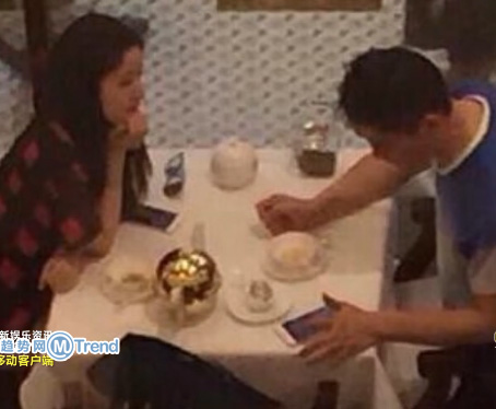 ,刘强东,京东,刘强东奶茶妹妹亲密用餐：托腮摸脸秀恩爱