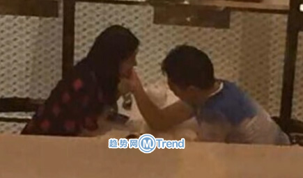 ,刘强东,京东,刘强东奶茶妹妹亲密用餐：托腮摸脸秀恩爱