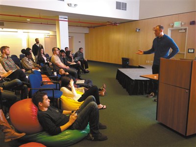 学员上课都要坐豆沙包,据说坐得越歪越有创新精神