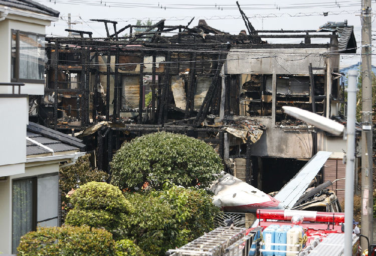 轻型飞机坠毁的尾部(下图右)和燃烧后的房子,飞机在一个居民区坠毁并起火,在调布,东京郊区,7月26日,2015。 ,日本东京一架小型飞机坠毁已造成3人死亡