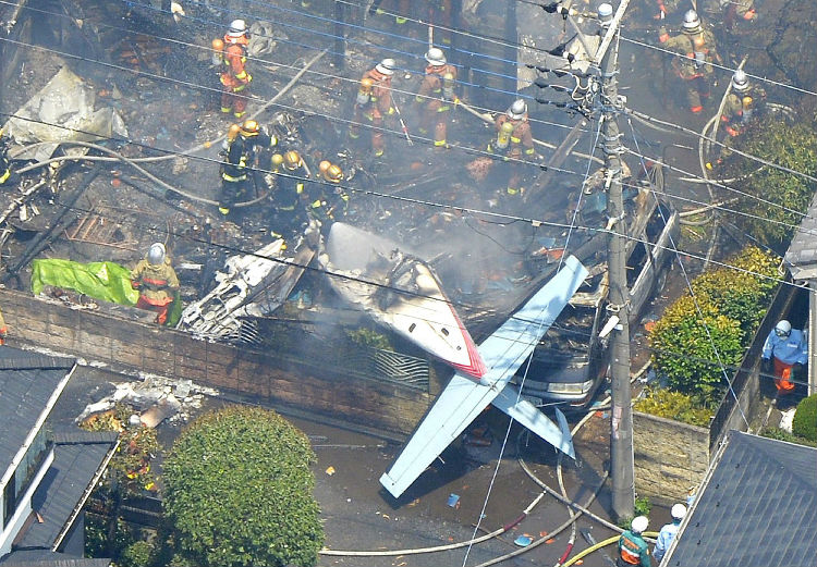 ,日本东京一架小型飞机坠毁已造成3人死亡