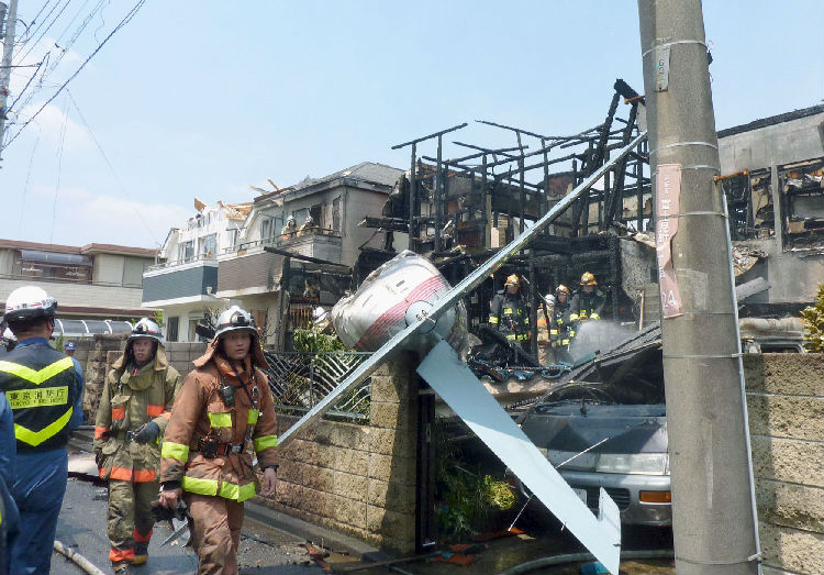 ,日本东京一架小型飞机坠毁已造成3人死亡