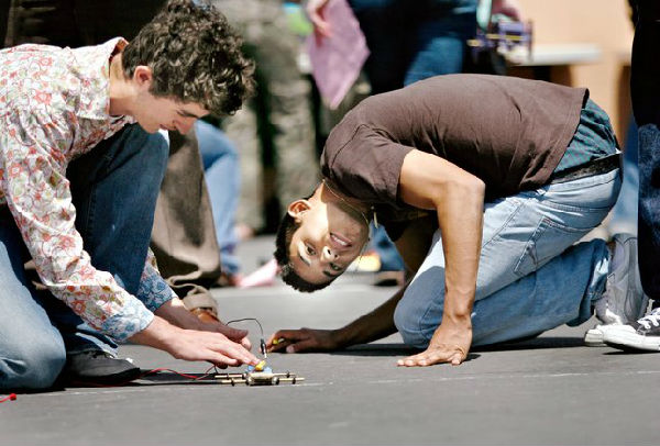 ,马克·扎克伯格,Facebook,社交网络,Facebook与其他科技公司合作创建免费在线教育工具