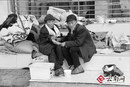 c4467a99178d2bcde5b075e6e7241698.jpg ,媒体人,网民,八旬情侣流浪个旧街头 同吃半个红薯感动网友