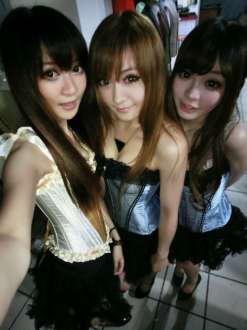 ,极客,移动游戏,[组图] 不和车展拼色相拼什么？！触控Chinajoy展台清纯ShowGirl定妆照自拍秀