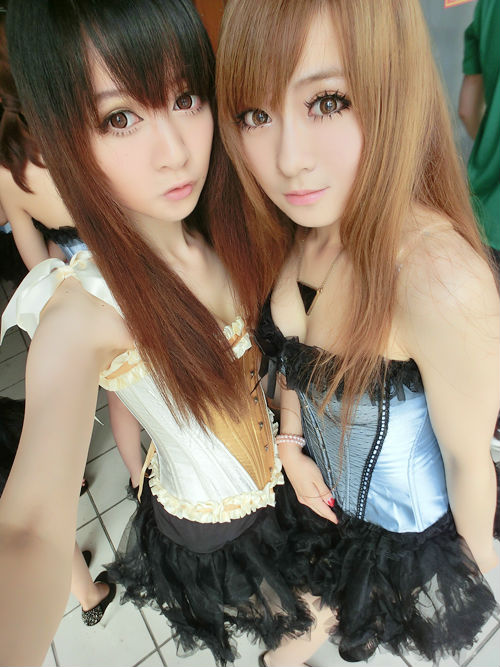 ,极客,移动游戏,[组图] 不和车展拼色相拼什么？！触控Chinajoy展台清纯ShowGirl定妆照自拍秀