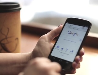 googleongooglenexus_320x245.jpg ,智能手机,智能手机出货量将最终在今年超越功能手机