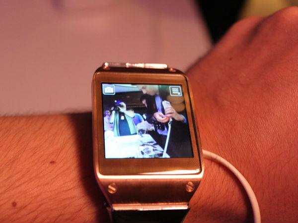 heres-what-it-looks-like-when-you-launch-the-camera-app-its-a-bit-awkward-to-take-photos-though-because-the-lens-is-perpendicular-to-the-screen-all-photos-are-sent-via-bluetooth-to-your-galaxy-note-iii.jpg ,Apple,新款Galaxy Gear智能手表,三星完胜苹果!