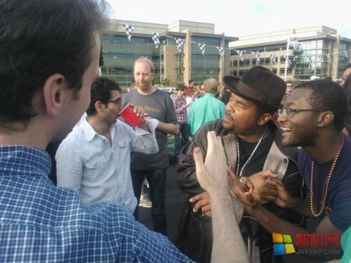 ,互联网,中秋国庆：WP8一样也在庆祝～江南style风舞蹈啤酒狂欢！