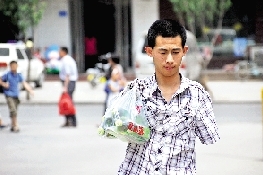 2.jpg ,互联网,28岁无臂小伙照样成微博达人 照样成公益先锋